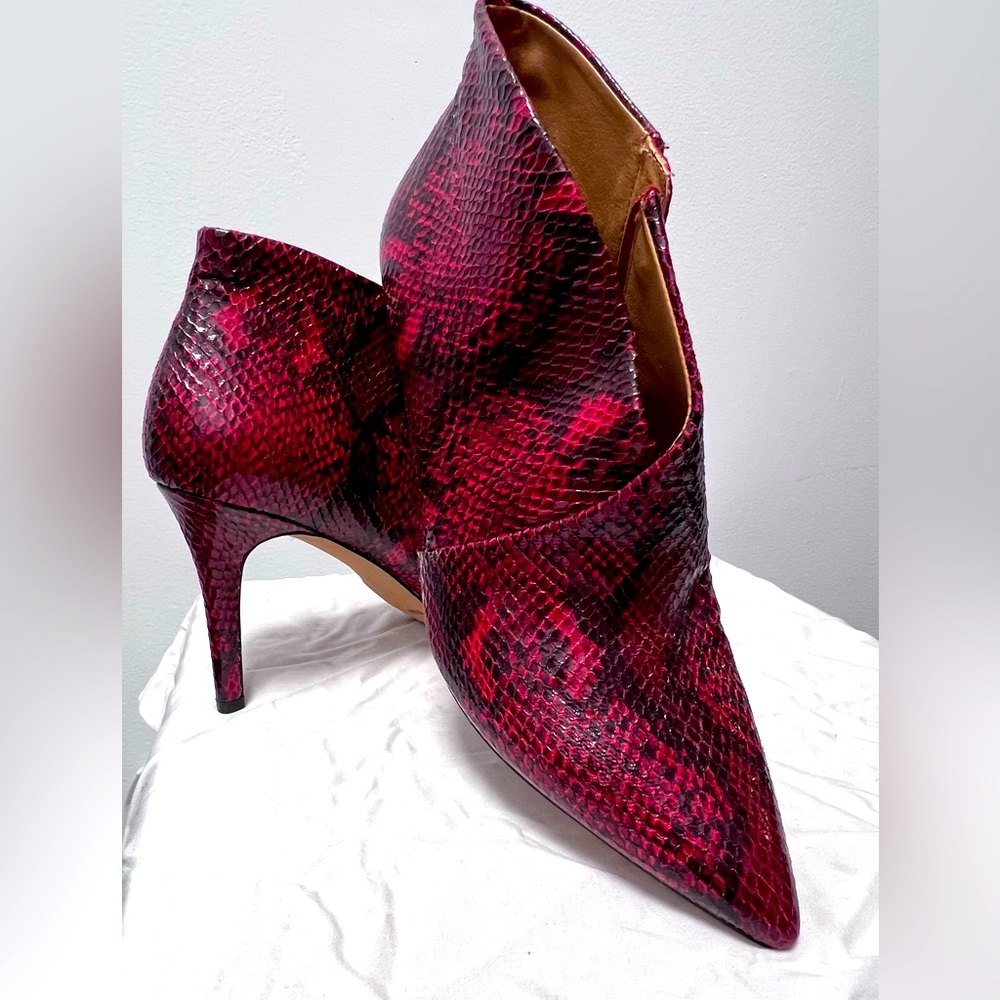 Jessica Simpson Women's Cassani Pointed-Toe Bootie Red-Muse-Snake